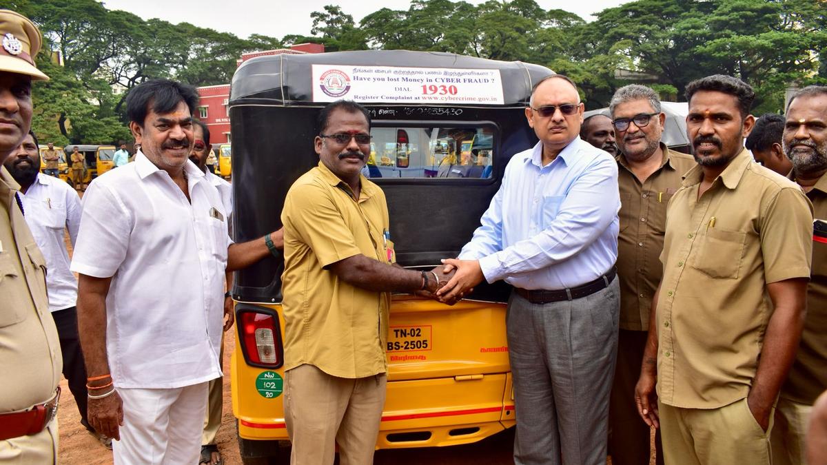 Police turn to autorickshaws to raise awareness on cybercrime helpline